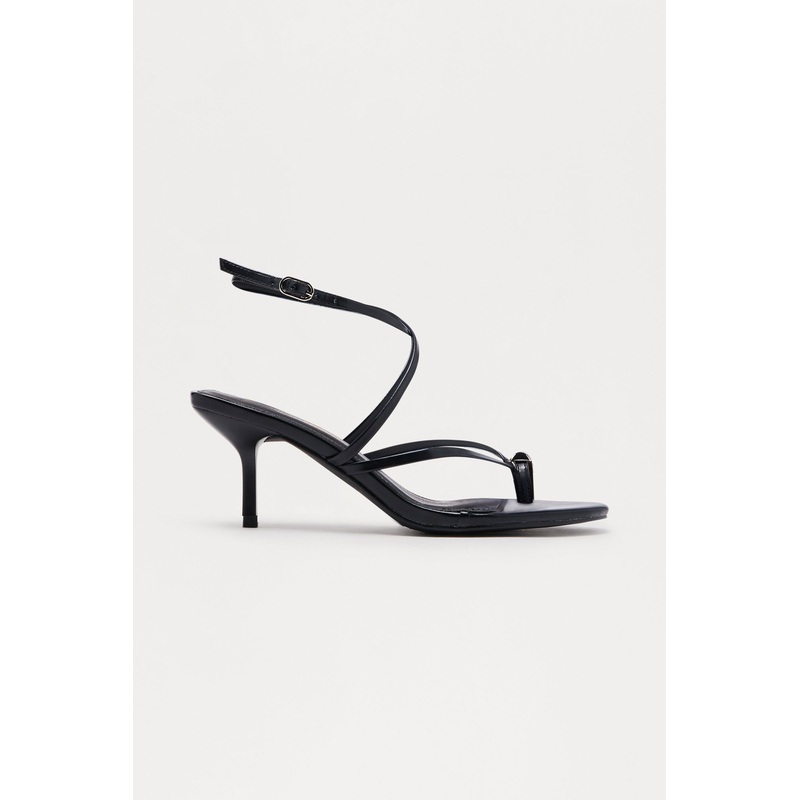 Andres Hardware Toe Ring Heels – Black