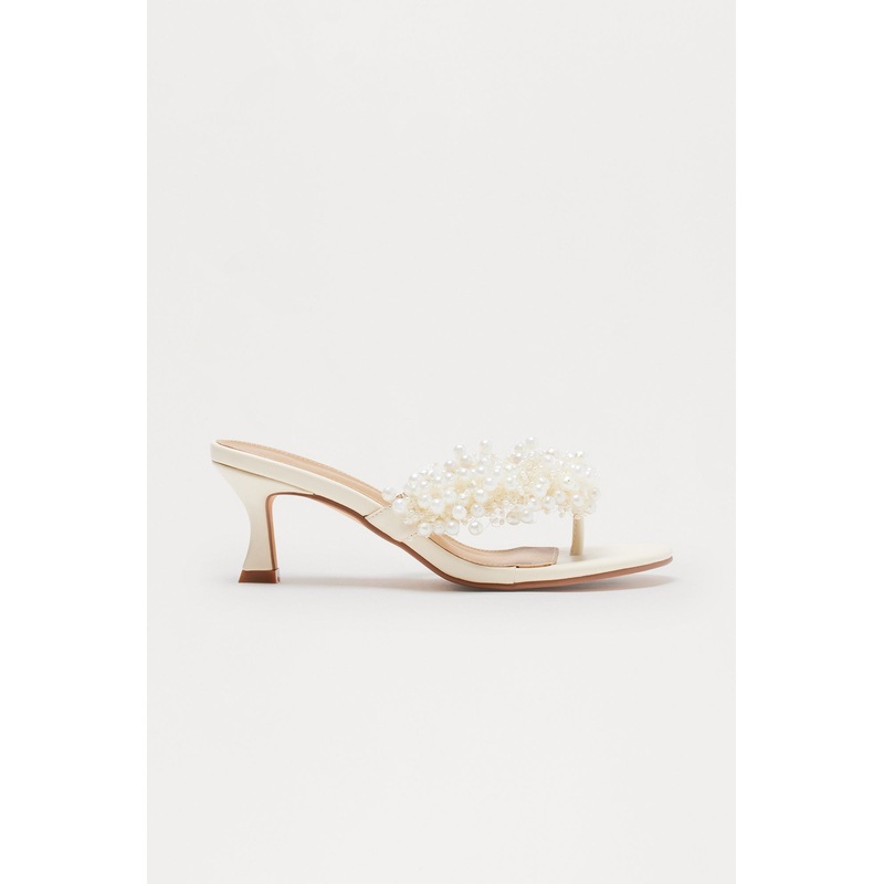 Tipsy Pearl Thong Mules – Cream